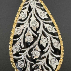 Paar tweekleurige gouden oorbellen bezet met diamanten