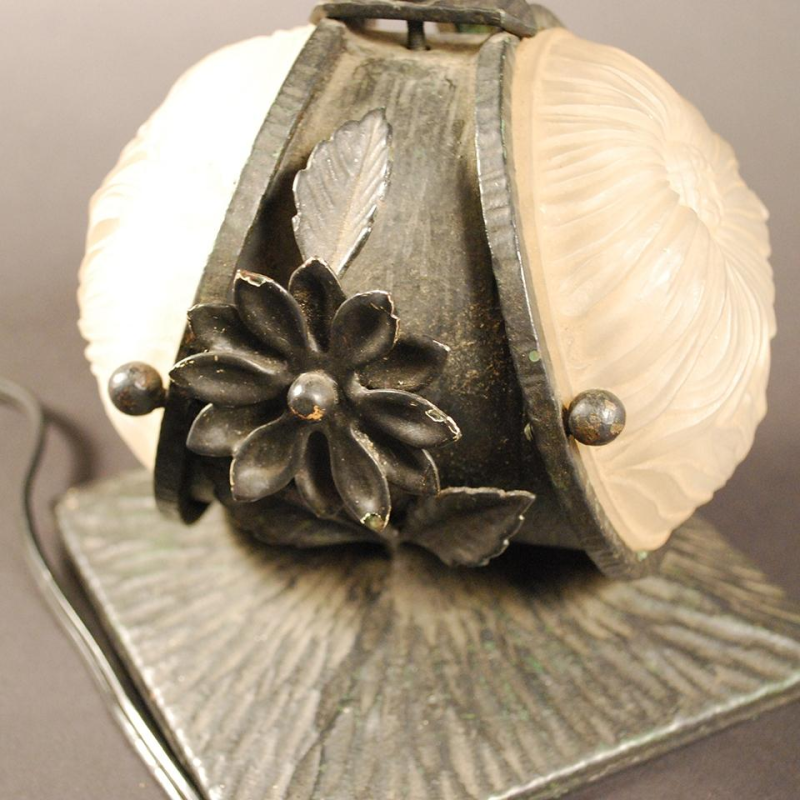 Lampe Art Déco en fer forgé et verres pressés moulés - circa 1925