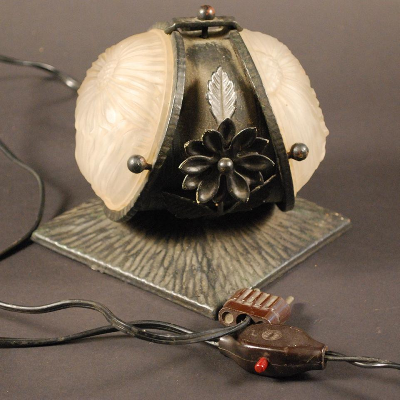 Lampe Art Déco en fer forgé et verres pressés moulés - circa 1925