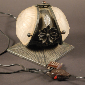 Art Deco lamp van smeedijzer en gegoten persglas - circa 1925