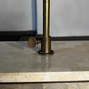 MAITLAND SMITH (USA) Pied de lampe Hollywood Regency en pierres tessellées & incruste´ de laiton, ca 1970