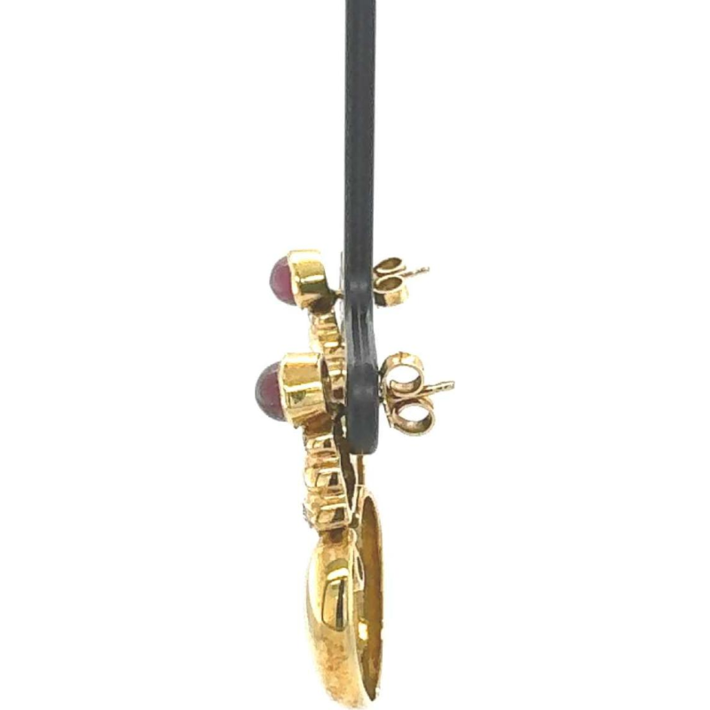 Pair of earrings, yellow gold, diamonds and rubies