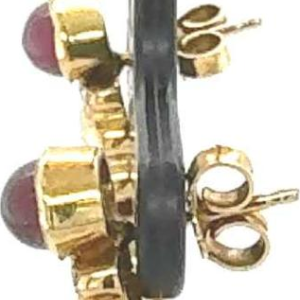 Paar oorbellen, geel goud, diamanten en robijnen