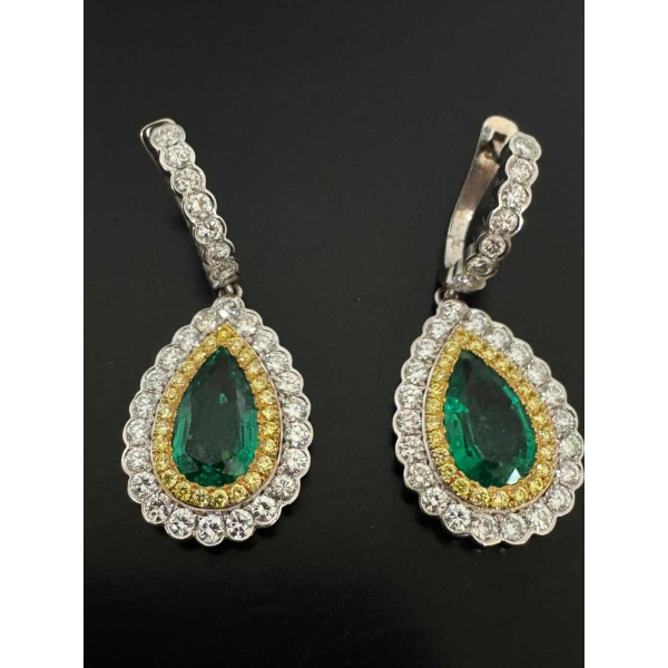 Paire de boucles d'oreilles en or avec émeraudes zambiennes et diamants