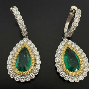Paire de boucles d'oreilles en or avec émeraudes zambiennes et diamants