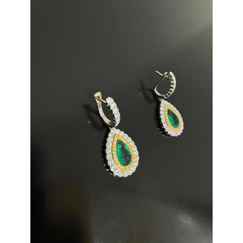 Paire de boucles d'oreilles en or avec émeraudes zambiennes et diamants
