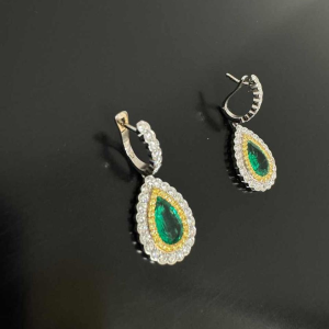 Paire de boucles d'oreilles en or avec émeraudes zambiennes et diamants