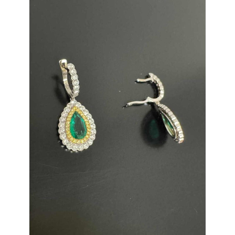 Paire de boucles d'oreilles en or avec émeraudes zambiennes et diamants