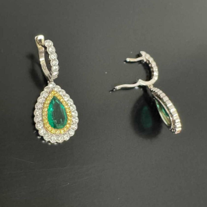 Paire de boucles d'oreilles en or avec émeraudes zambiennes et diamants