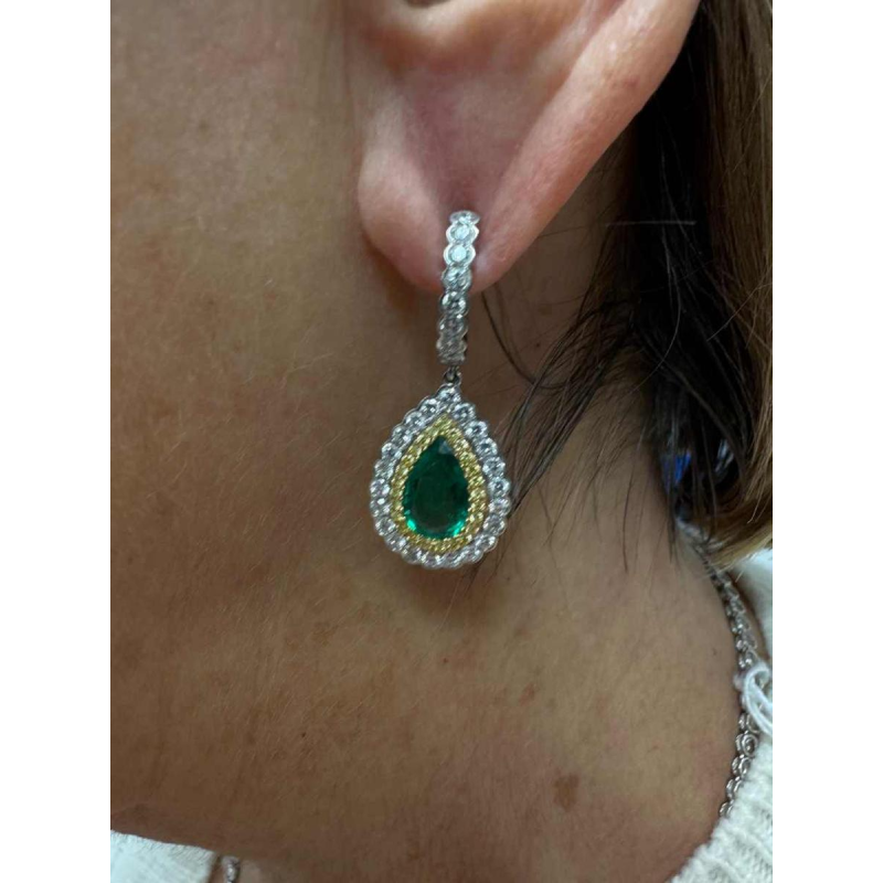 Paire de boucles d'oreilles en or avec émeraudes zambiennes et diamants