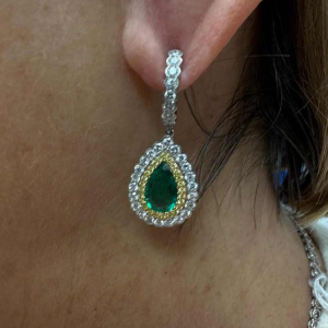 Paar gouden oorbellen met Zambiaanse smaragden en gezette diamanten