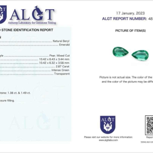 Paar gouden oorbellen met Zambiaanse smaragden en gezette diamanten