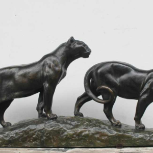 Couple de lionnes en bronze de Louis Riche,sculpteur français