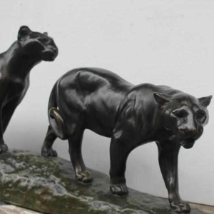 Paar bronzen leeuwinnen van Louis Riche, Franse beeldhouwer