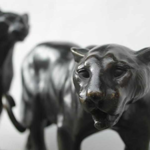 Paar bronzen leeuwinnen van Louis Riche, Franse beeldhouwer