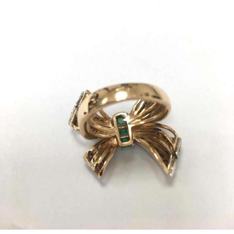 Bague antique or 18k et argent, forme 'Noeud' diamants taille rose et baguettes d'émeraudes, début 20ème