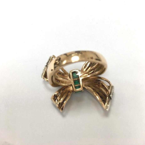 Antique 18k gold and silver ring, Noeud shape, rose-cut diamonds and emerald baguettes, early 20th century