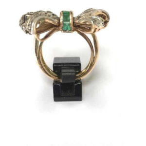 Bague antique or 18k et argent, forme 'Noeud' diamants taille rose et baguettes d'émeraudes, début 20ème