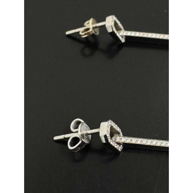 Paar oorbellen in witgoud met diamanten & zwarte diamanten