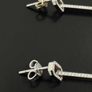 Pair of earrings in white gold with diamonds & black diamonds