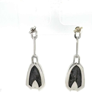 Paar oorbellen in witgoud met diamanten & zwarte diamanten