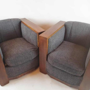 Paire de fauteuils 'Club' Art Déco, bois teinté et tissu gris, ca 1930