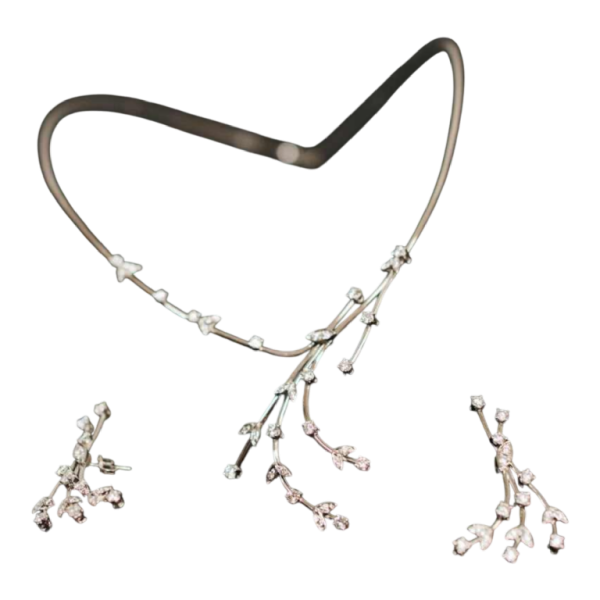 Parure (collier et paire de boucles d'oreilles) en or blanc et diamants