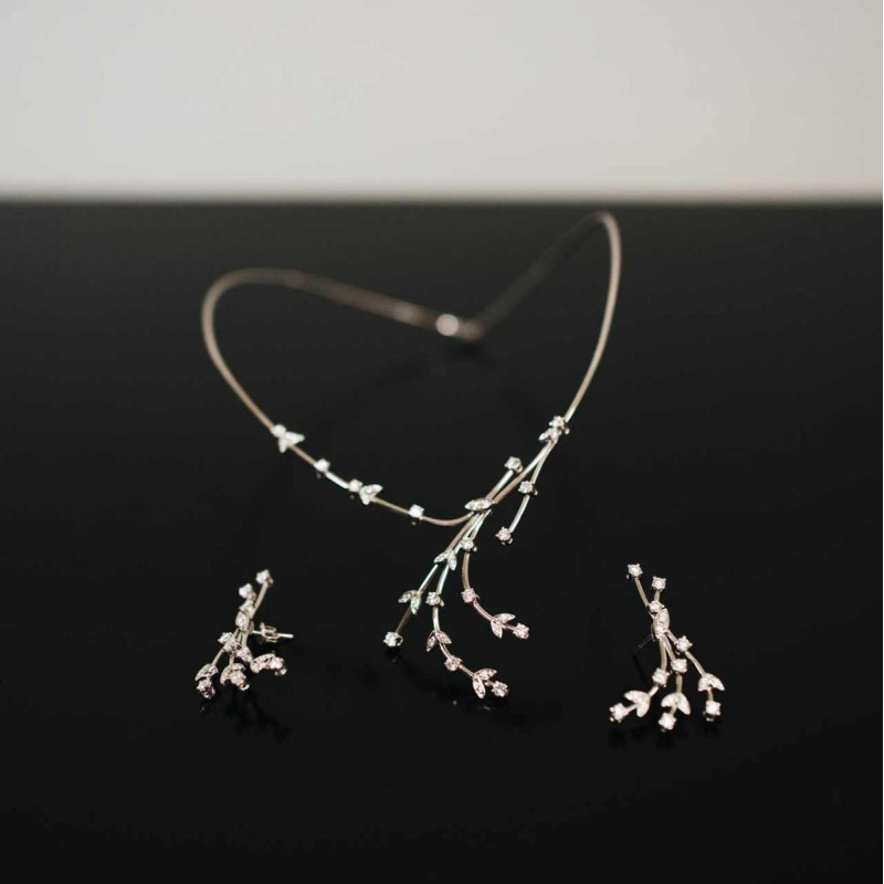 Parure (collier et paire de boucles d'oreilles) en or blanc et diamants