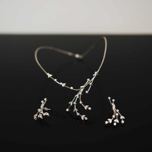 Set (necklace and pair of earrings) in white gold and diamonds