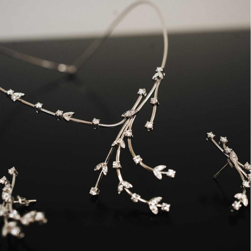 Parure (collier et paire de boucles d'oreilles) en or blanc et diamants