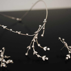 Set (collier en paar oorbellen) in witgoud en diamant