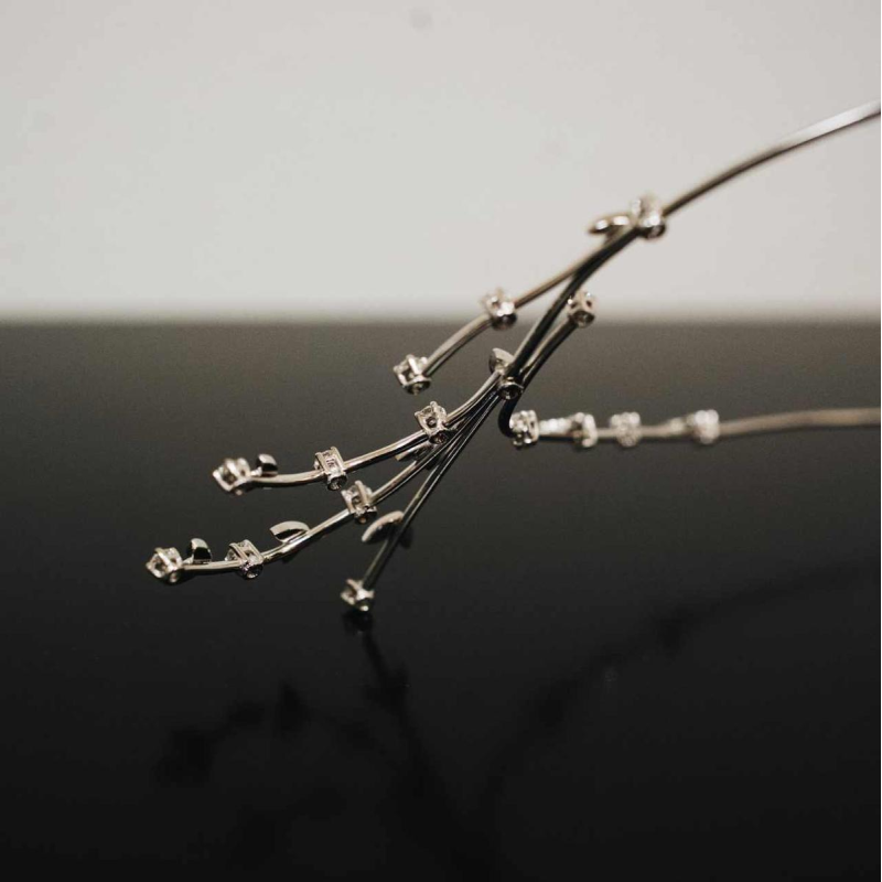 Parure (collier et paire de boucles d'oreilles) en or blanc et diamants