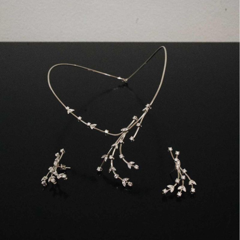 Set (collier en paar oorbellen) in witgoud en diamant