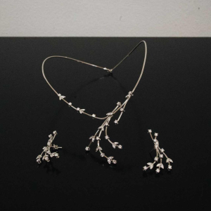 Set (collier en paar oorbellen) in witgoud en diamant