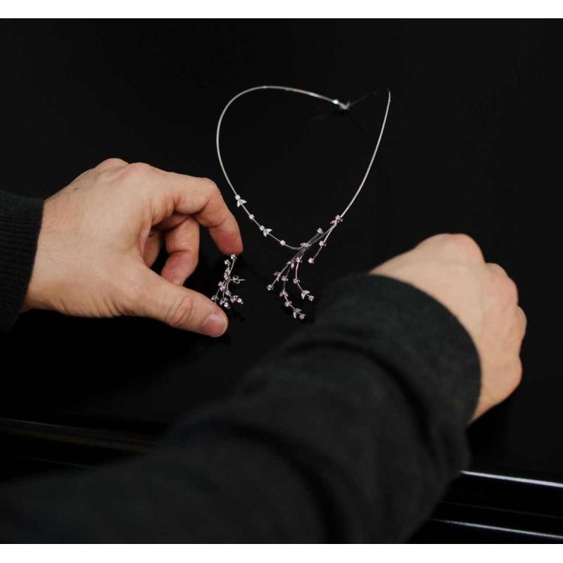 Set (necklace and pair of earrings) in white gold and diamonds