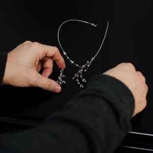 Parure (collier et paire de boucles d'oreilles) en or blanc et diamants