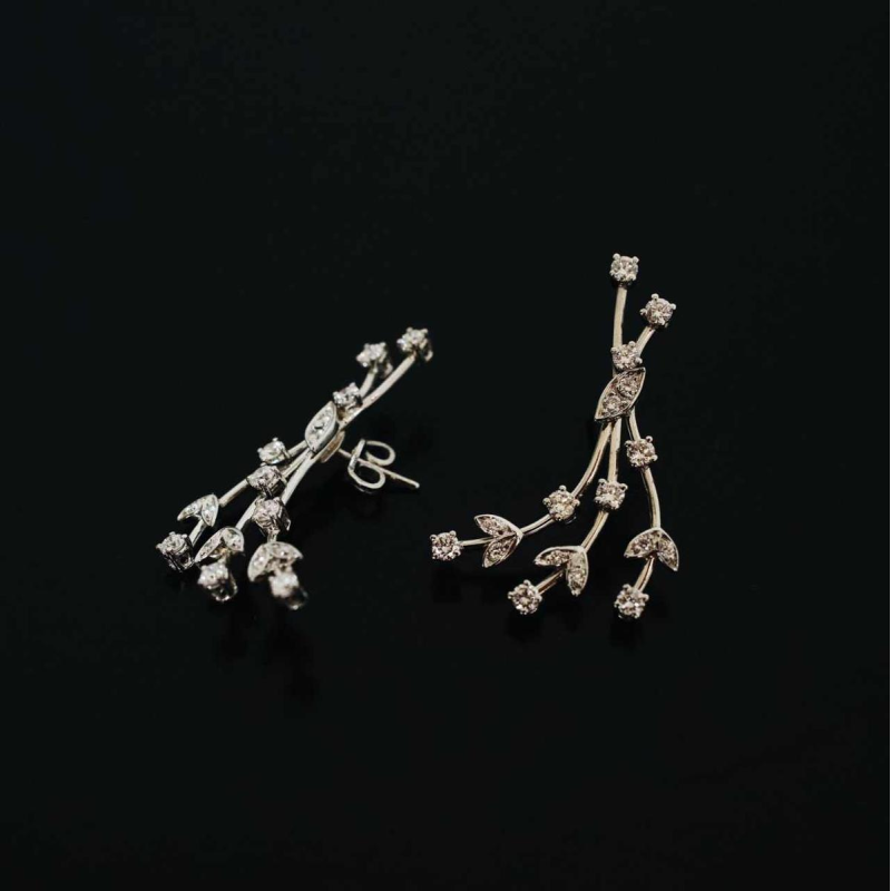 Parure (collier et paire de boucles d'oreilles) en or blanc et diamants