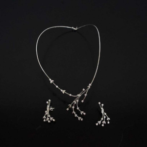 Parure (collier et paire de boucles d'oreilles) en or blanc et diamants