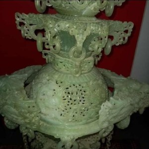 Grande tour Chinoise de 3 étages en jade, milieu du 20ème siècle