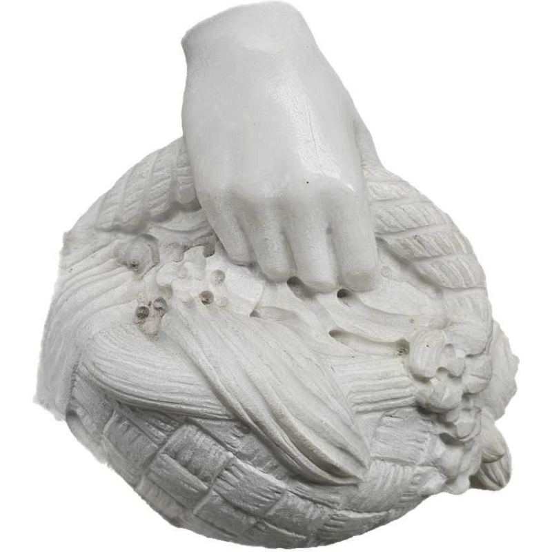 Monumentaal beeldhouwwerk in Carrara marmer 'Jonge vrouwen met een mand bloemen