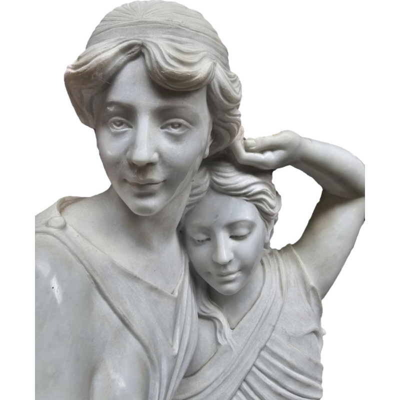 Monumentaal beeldhouwwerk in Carrara marmer 'Jonge vrouwen met een mand bloemen