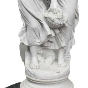 Monumentaal beeldhouwwerk in Carrara marmer 'Jonge vrouwen met een mand bloemen