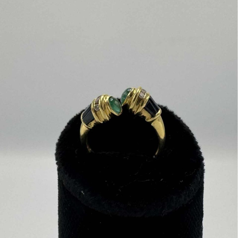toi et moi' ring in 18 K geel goud bezet met saffieren en een smaragd cabochon