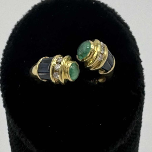 toi et moi' ring in 18 K geel goud bezet met saffieren en een smaragd cabochon