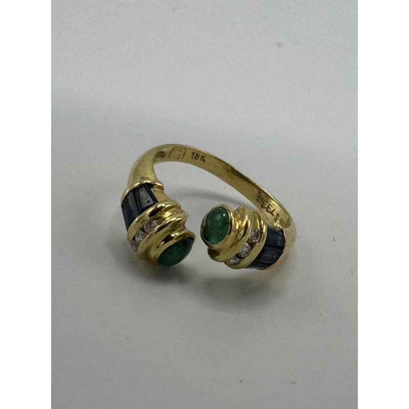 toi et moi' ring in 18 K geel goud bezet met saffieren en een smaragd cabochon