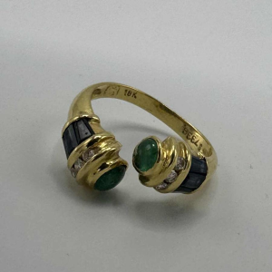Bague 'toi et moi' en or jaune 18 K sertie de saphirs et cabochons d'émeraudes