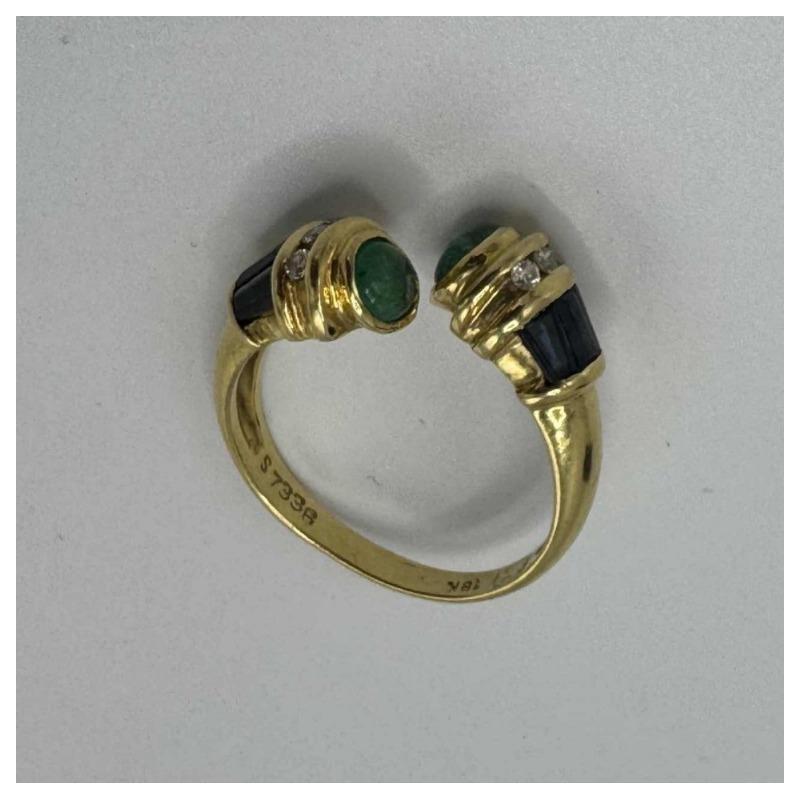 toi et moi' ring in 18 K geel goud bezet met saffieren en een smaragd cabochon