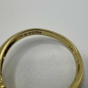 Bague 'toi et moi' en or jaune 18 K sertie de saphirs et cabochons d'émeraudes