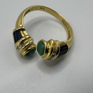 toi et moi' ring in 18 K geel goud bezet met saffieren en een smaragd cabochon