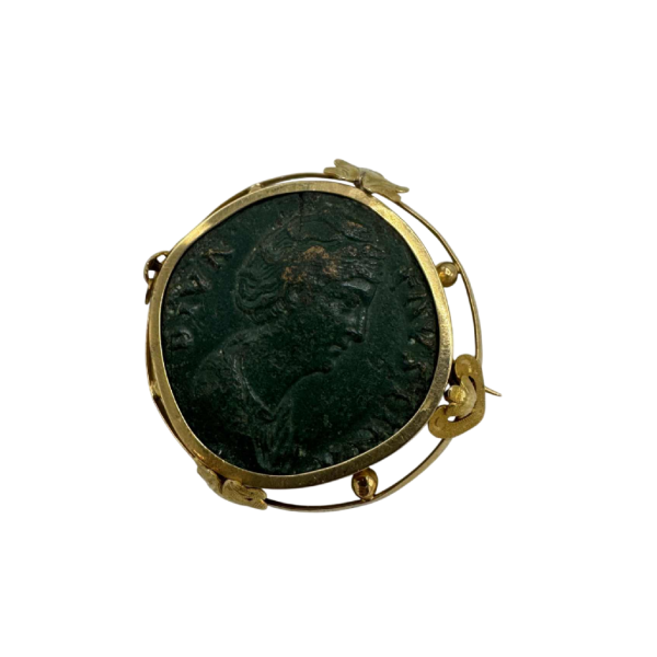 Broche in 18 karaat geel goud bezet met een bronzen Oudgriekse munt